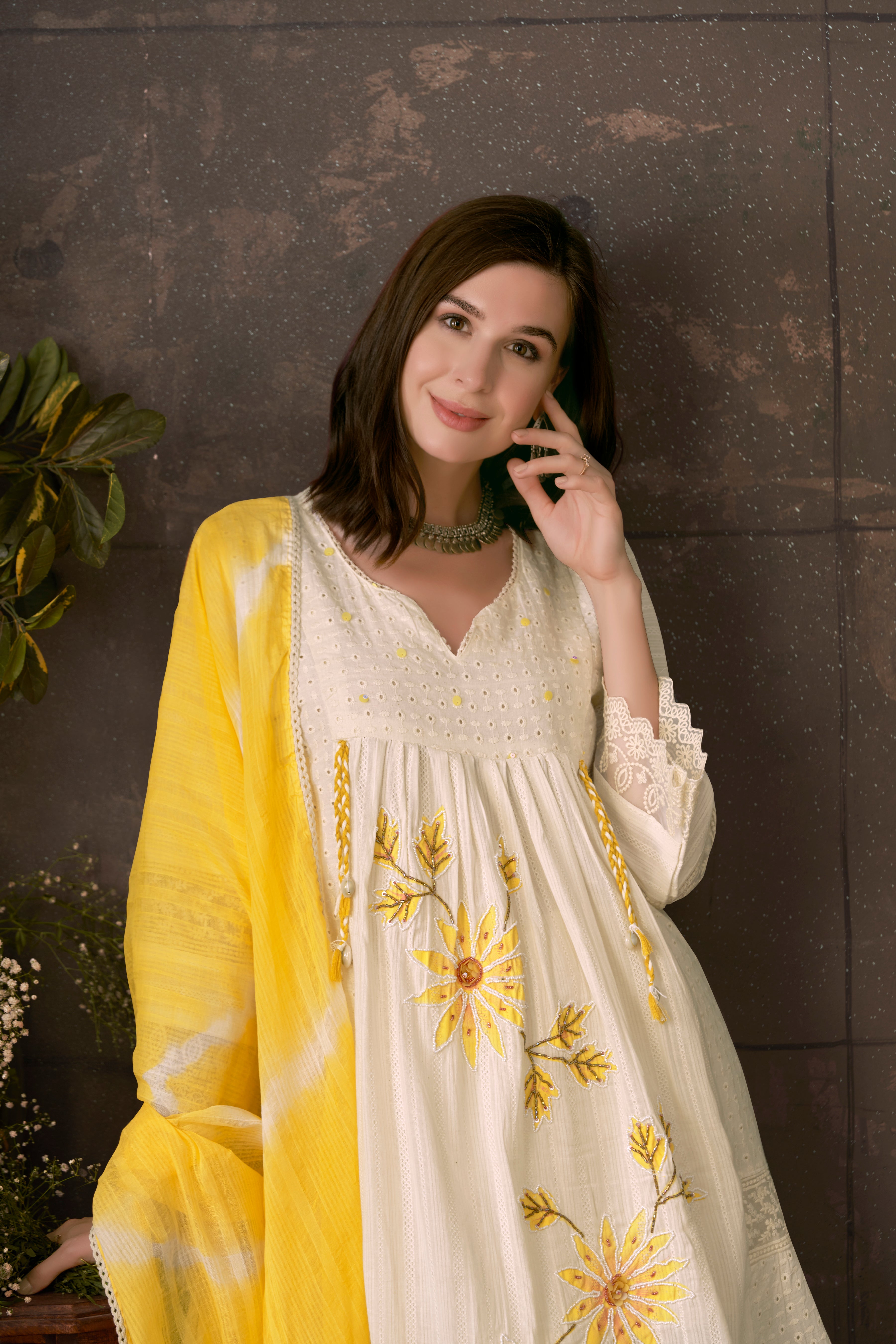 WhiteFloralEmbroidaryPatchworkKurtaSetforWomen