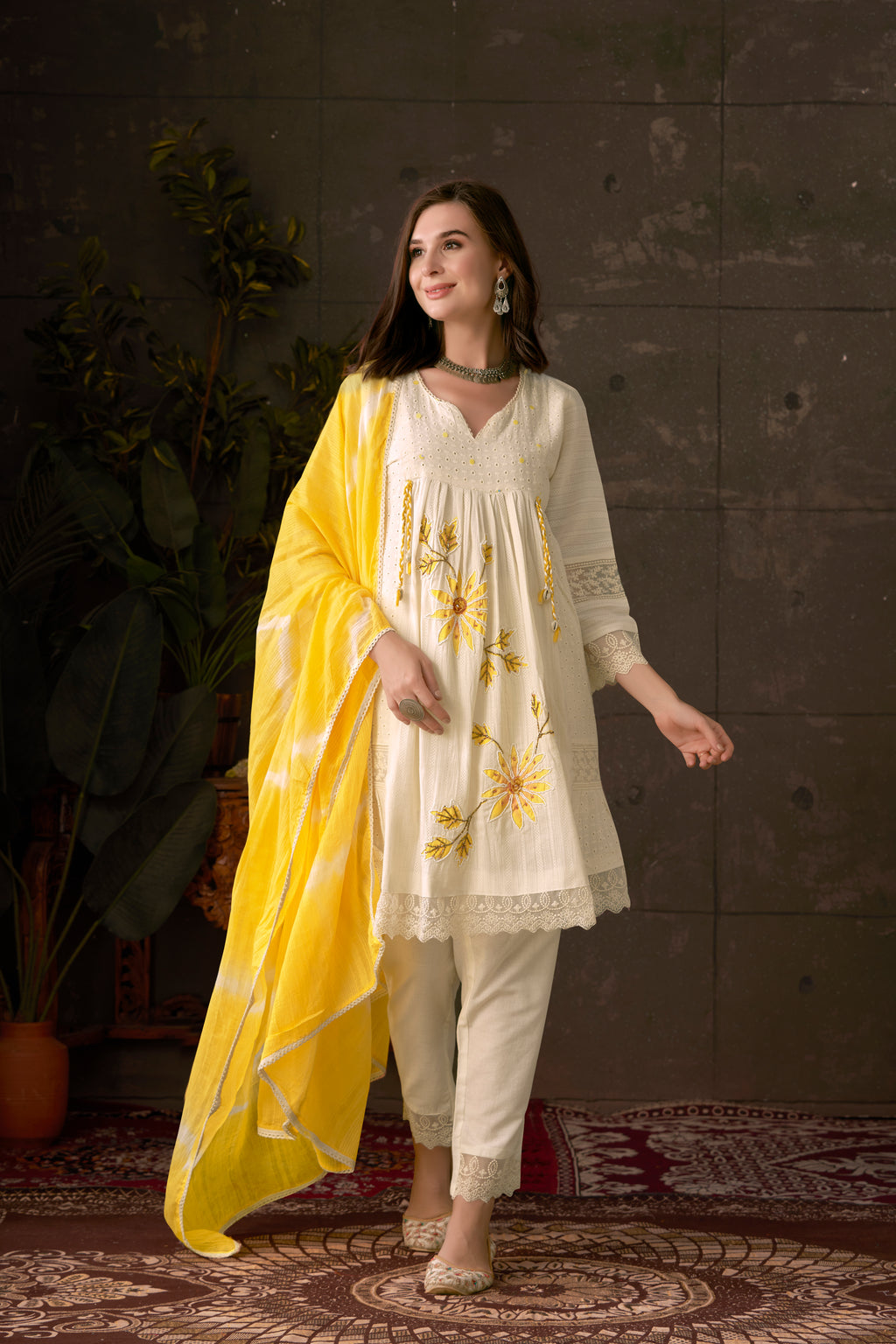 WhiteFloralEmbroidaryPatchworkKurtaSetforWomen