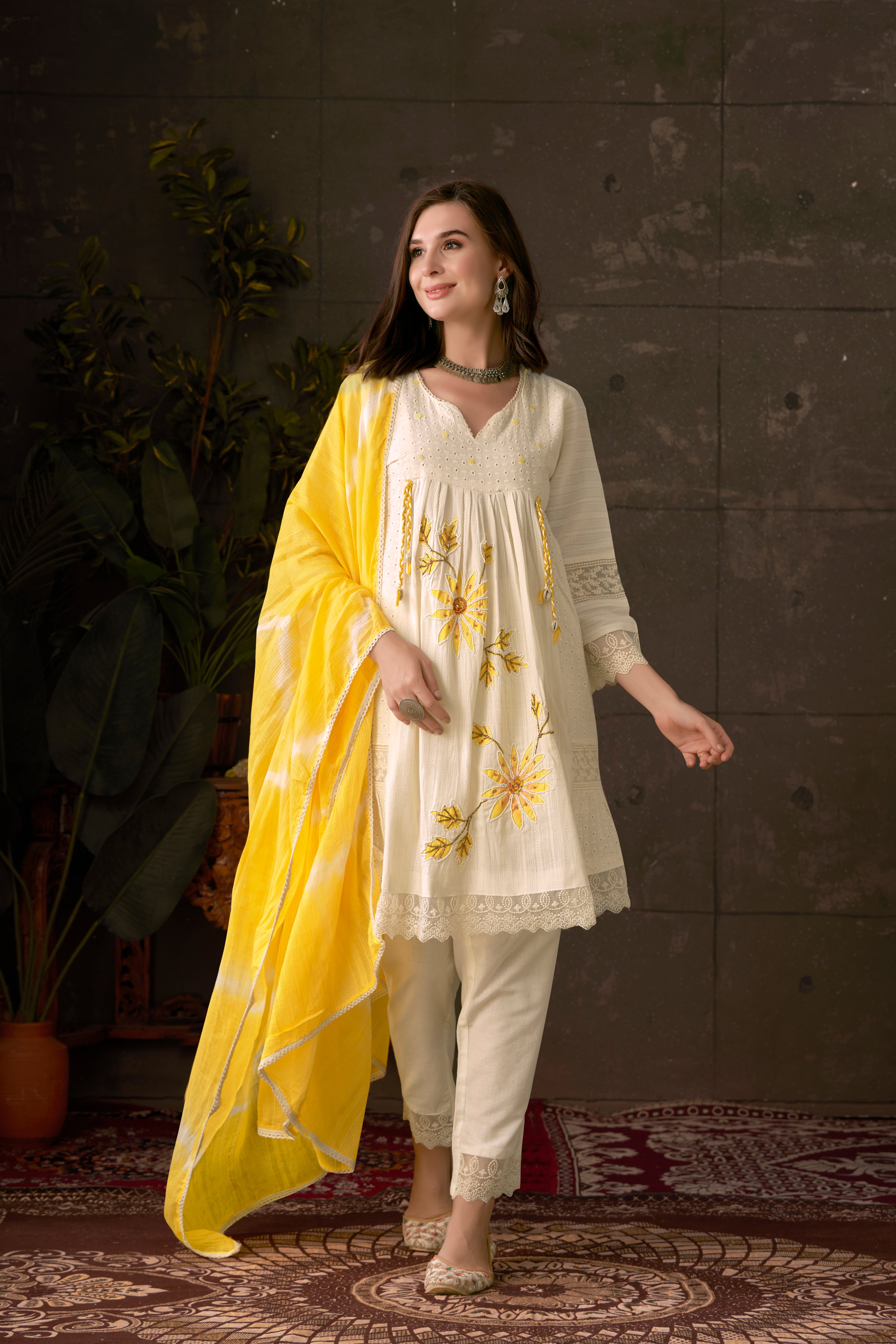 WhiteFloralEmbroidaryPatchworkKurtaSetforWomen