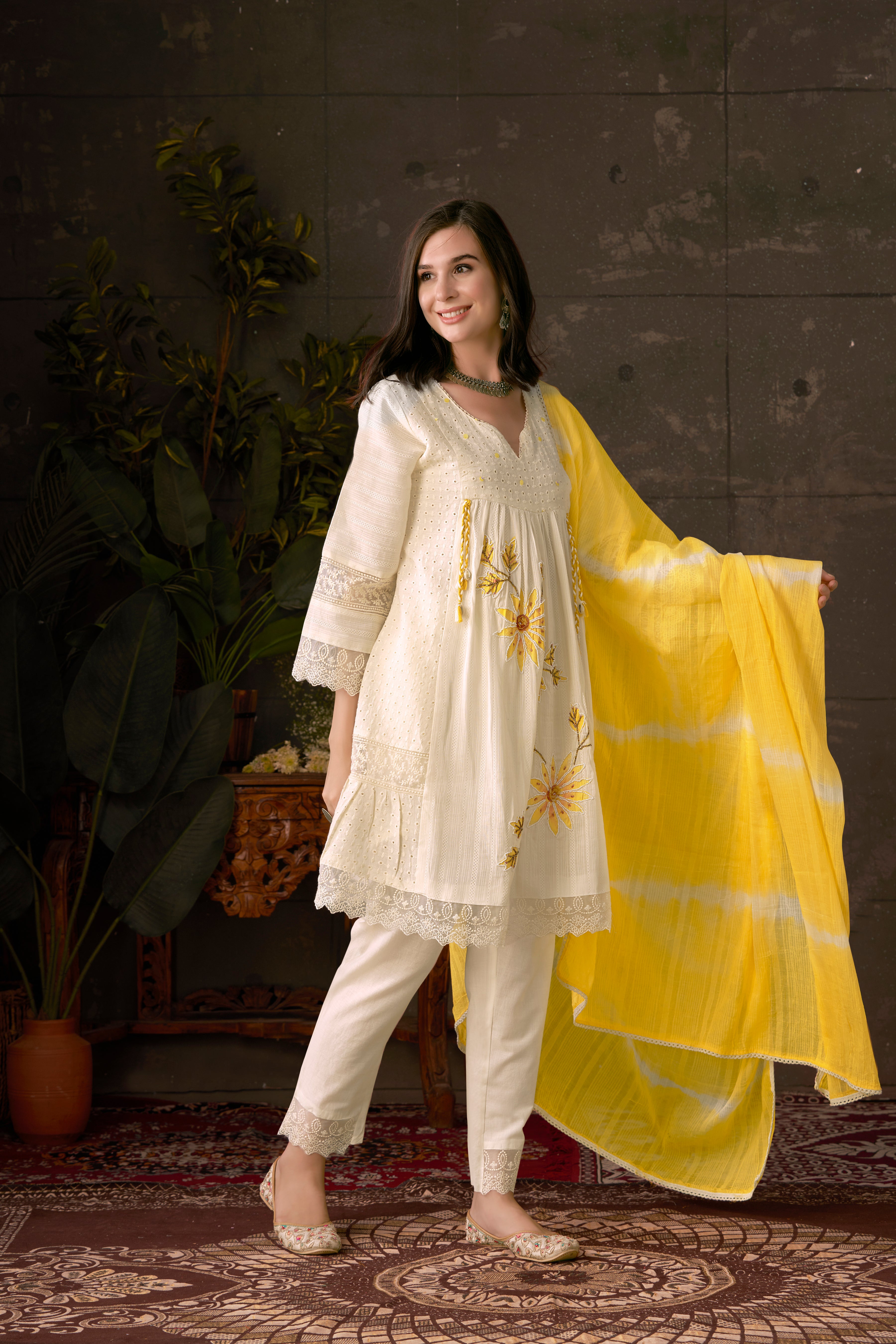 WhiteFloralEmbroidaryPatchworkKurtaSetforWomen