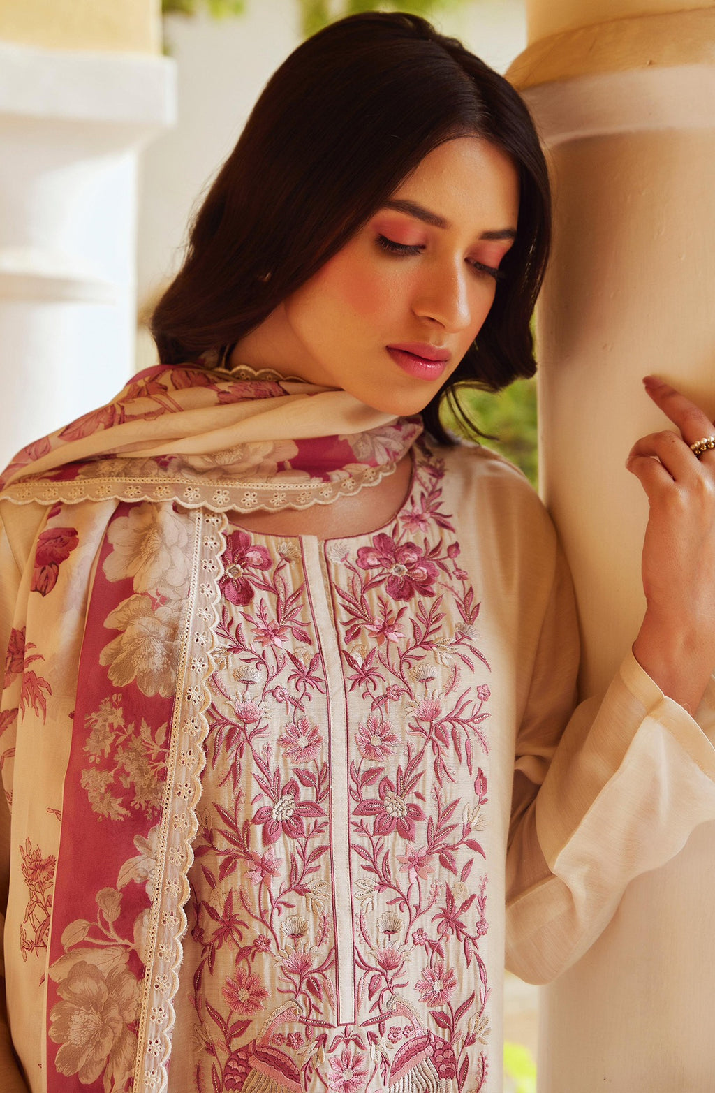 WhiteFloralThreadWorkKurtaSetforWomen-TLS_1