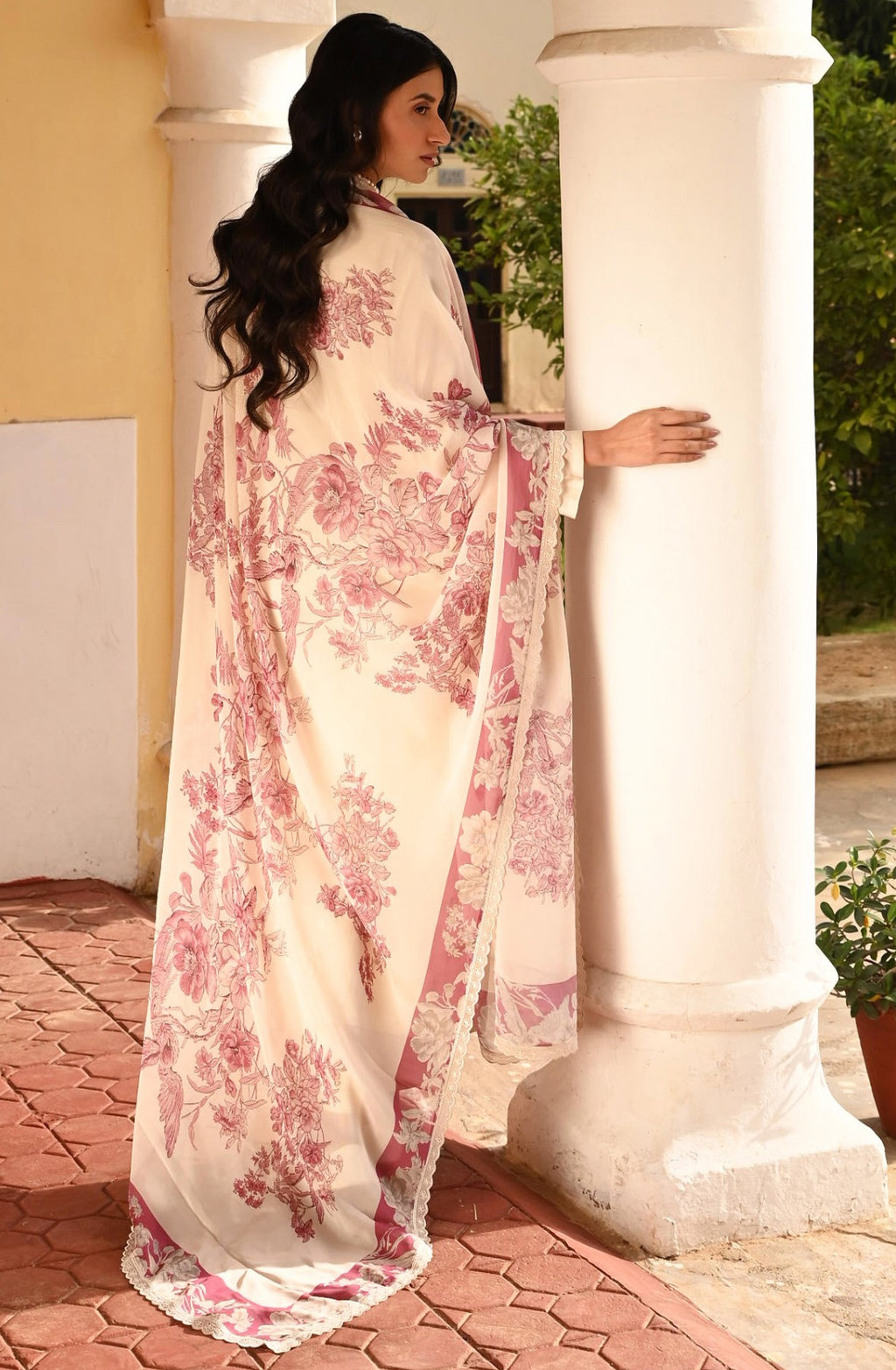 WhiteFloralThreadWorkKurtaSetforWomen-TLS_4
