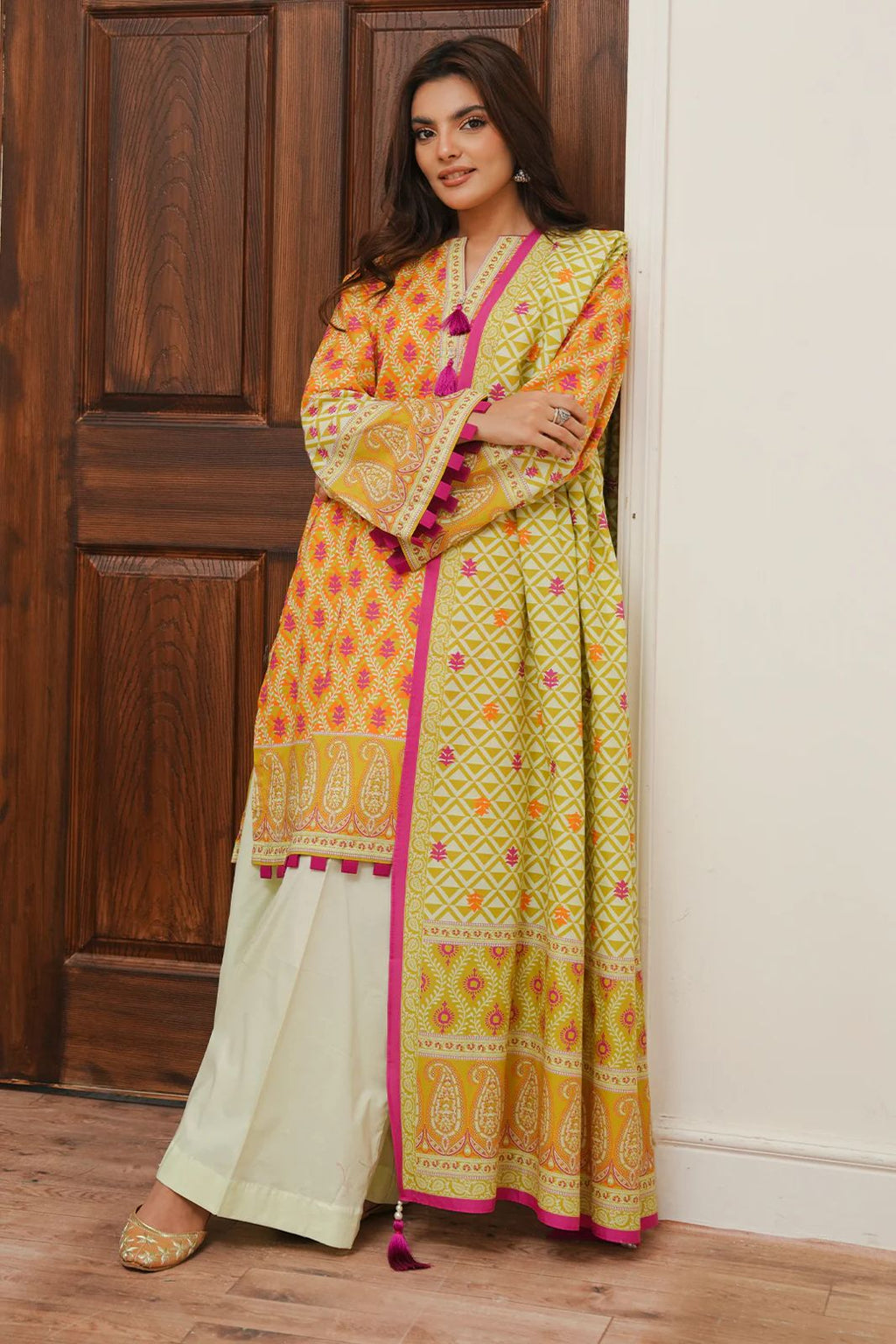 YellowMotifsPrintedKurtaSetforWomen-TLS