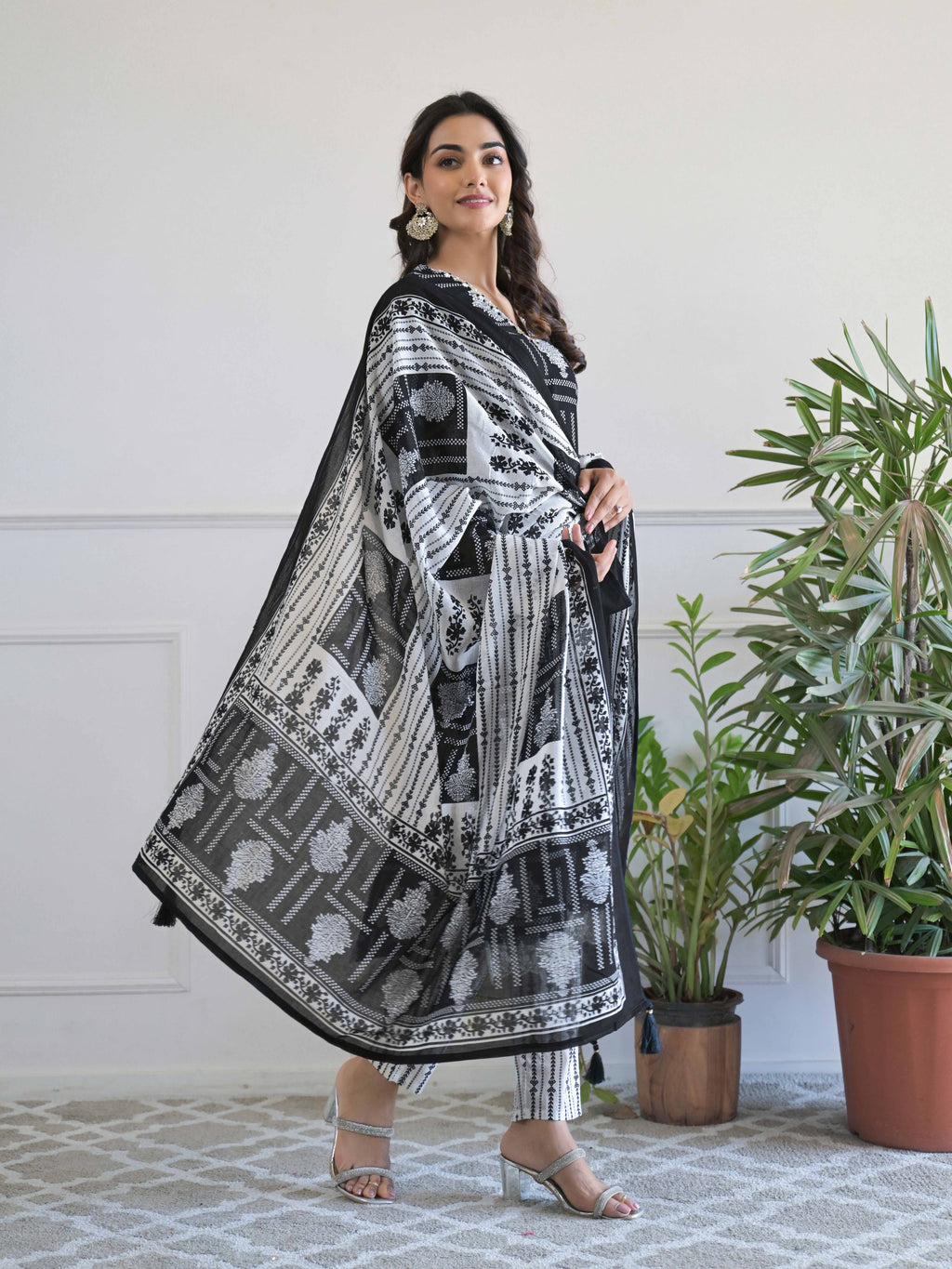 Buta Geometric Printed Kurta Set for Women - TLS